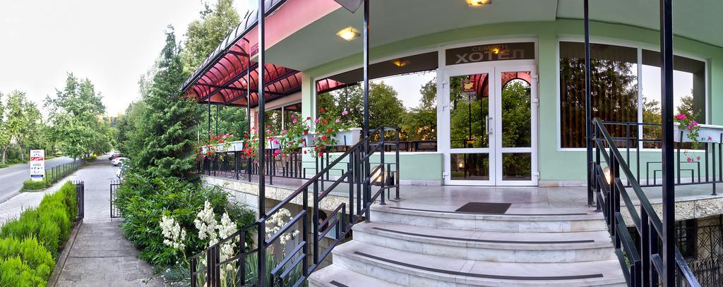 Family Hotel Gabrovo Exterior photo