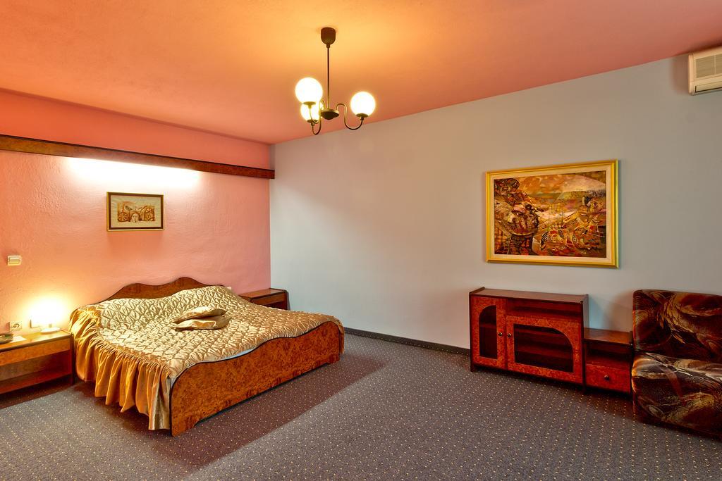 Family Hotel Gabrovo Exterior photo